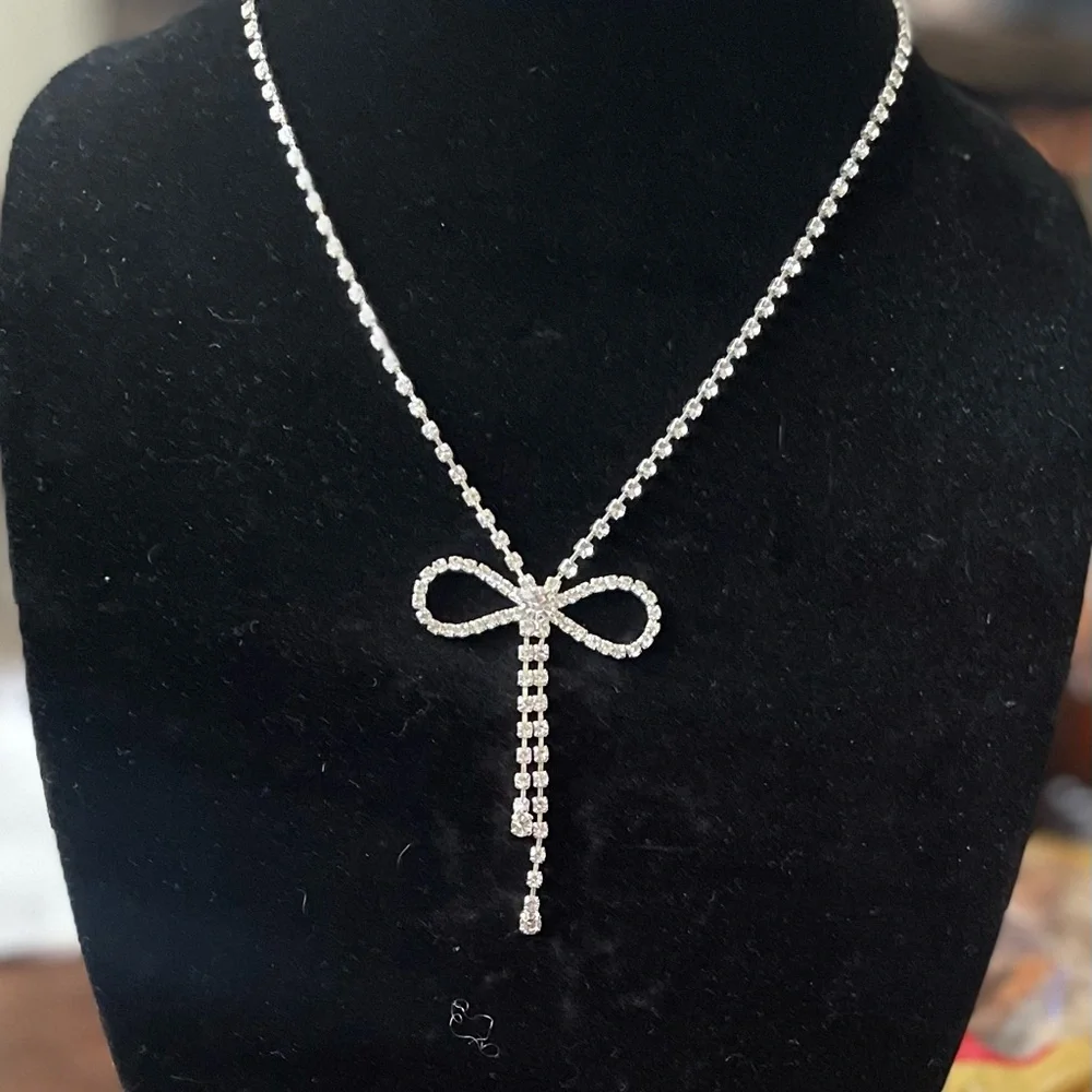 Elegant Silver Bow with Rhinestone Necklace - Picture 4 of 4